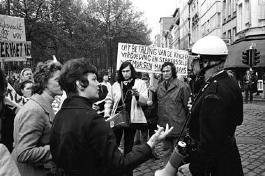 Vrouwen van havenwerkers demonstreren, Antwerpen 1973