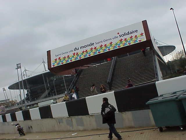 reclame voor het ESF bij het stade de France, vooral gebouwd door sans-papiers