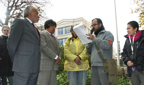 Een delegatie van de ambassade kwam naar buiten om de petitie aan te horen