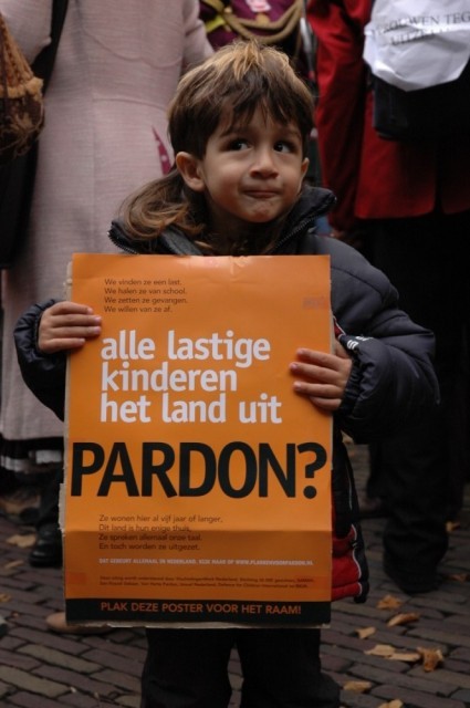 Kleine demonstrant met poster (www.plakkenvoorpardon.nl)