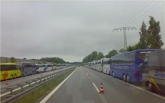 Honderden bussen op de snelweg geparkeerd