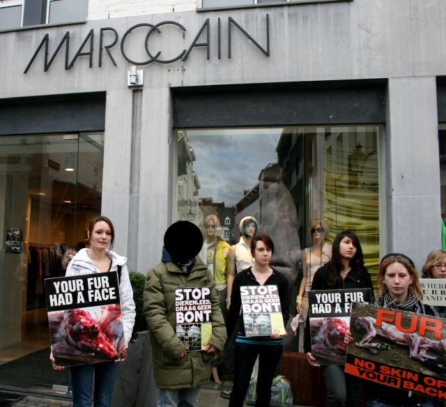 Activisten bij Marc Cain