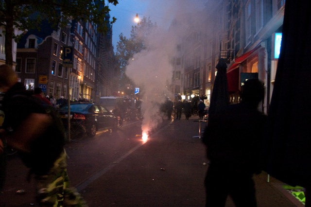 politie laat de boel escaleren door met rookbommen de groep uiteen te drijven