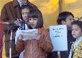 Afghaanse vluchtelingenkinderen demonstreren in Den Haag