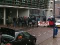 Demonstranten staan voor "gesloten" gemeentehuis Assen