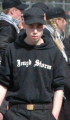 NVU demonstrant met shirt van de nazi organisatie Jeugdstorm