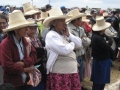 Vrouwen uit Ayabaca wachten om hun stem uit te brengen