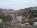 De apartheid muur en kolonistenweg op Abu Salim's land