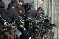 zelfs de fietsen werden gearresteerd...