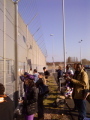schoonstakers groeten hongerstakers door het hek