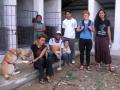Aica en andere vrijwilligers van AnimalNepal met hond