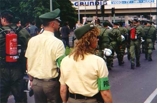 Polizei begeleid een demo in Berlijn tijdens bezoek Bush