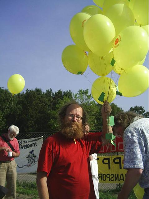activist met antinuclearballonnen.