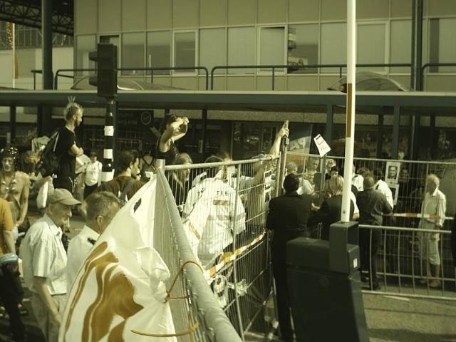 demonstranten bij de hekken van de RAI