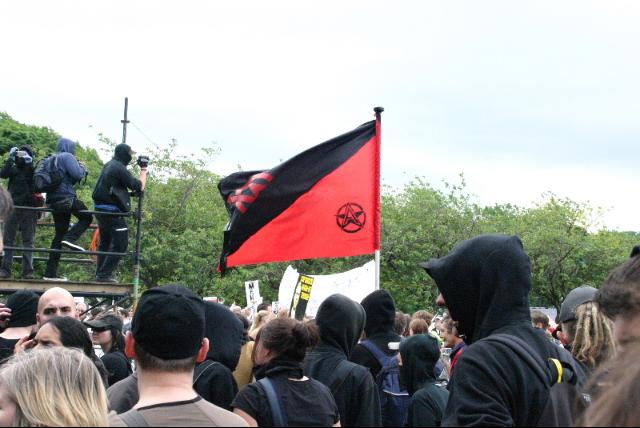 Ingesloten anarchisten en andere activisten tijdens antikapitalistische demo