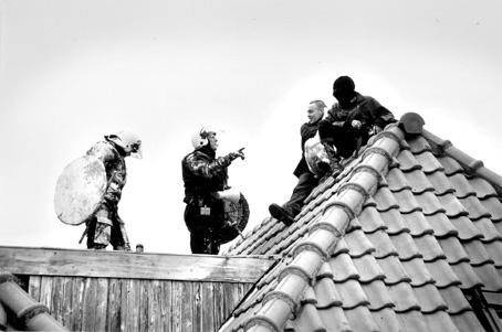 Onderonsje op het dak van de ontruimde panden aan de Stoofstraat in Den Bosch