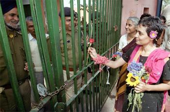 Arundhati deelt bloemen uit aan de politie tijdens haar vrijlating, maart 2002