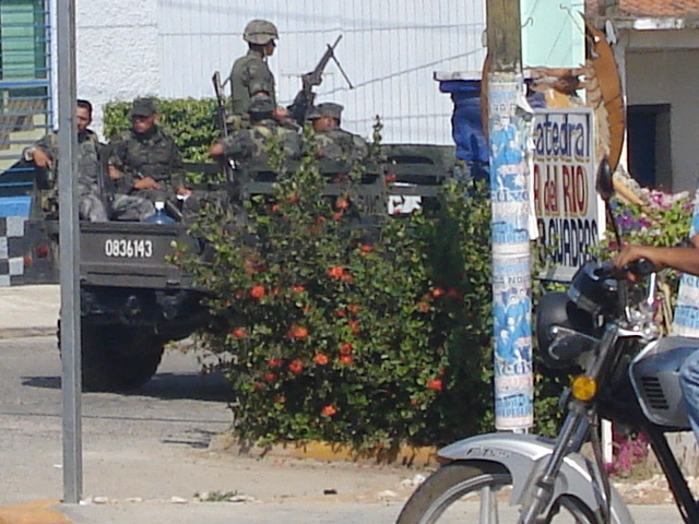 patrouille tegenover Guiexhoba, foto nam ik tijdens de mars