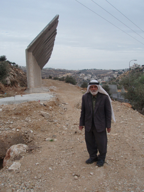 Abu Salim bij de apartheidmuur op zijn land