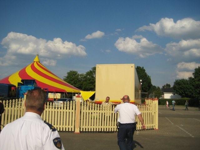 Toegesnelde politie probeert het circuspersoneel in toom te houden
