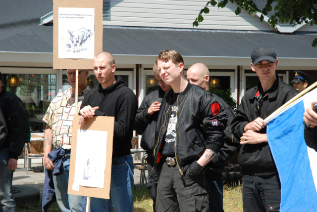 Roy Willemsen van Holland Hardcore (2e van links) nog voor zijn arrestatie