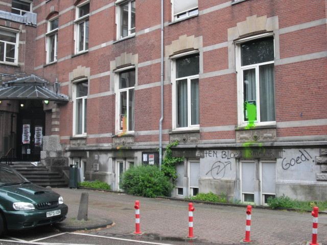 voormalig stadsdeelkantoor Oud-Zuid postertjes, graffitie en verfbommen.