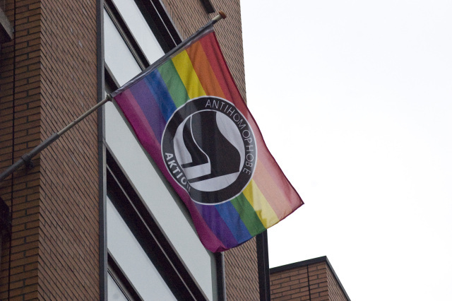 Buurtbewoners hingen een vlag op tegen homofobie