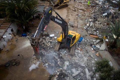 Volvo bulldozer demolishes a Palestinian home in Lod, December 2010. Oren Ziv